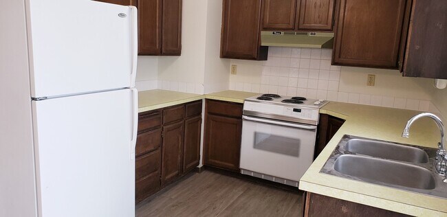 Building Photo - 1022-1024 N. Best Rd