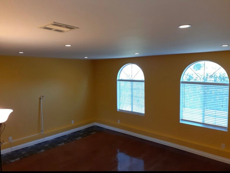 Building Photo - 5115 Canoga Ave