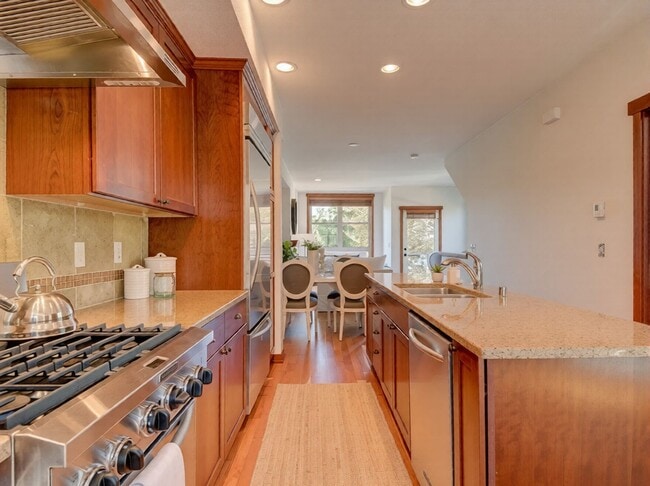 Building Photo - 722 Nob Hill Ave N