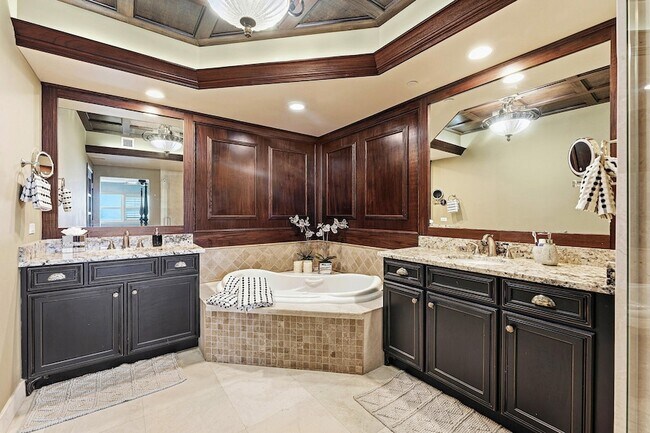 Building Photo - 2650 Lake Shore Dr