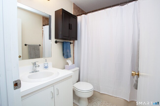 Building Photo - 17 Wiggins Farm Dr
