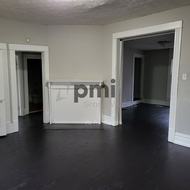 Building Photo - 941 E Cantrell St