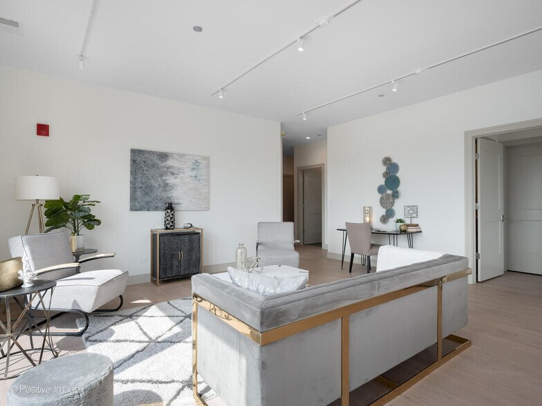 Building Photo - 3202 N Racine Ave