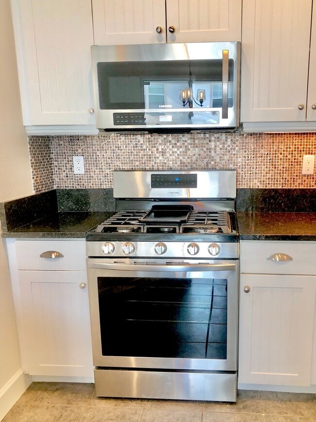 Building Photo - Beautifully Upgraded & Appointed End Condo...
