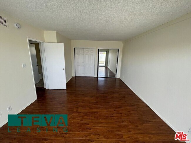 Building Photo - 205 S Elm Dr