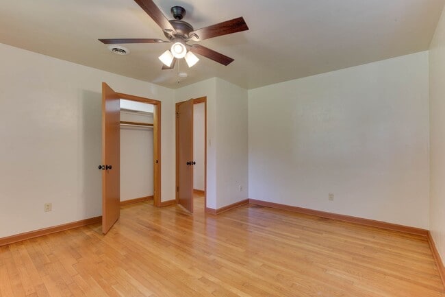 Building Photo - Welcome to Yorktown with a charming rural feel!