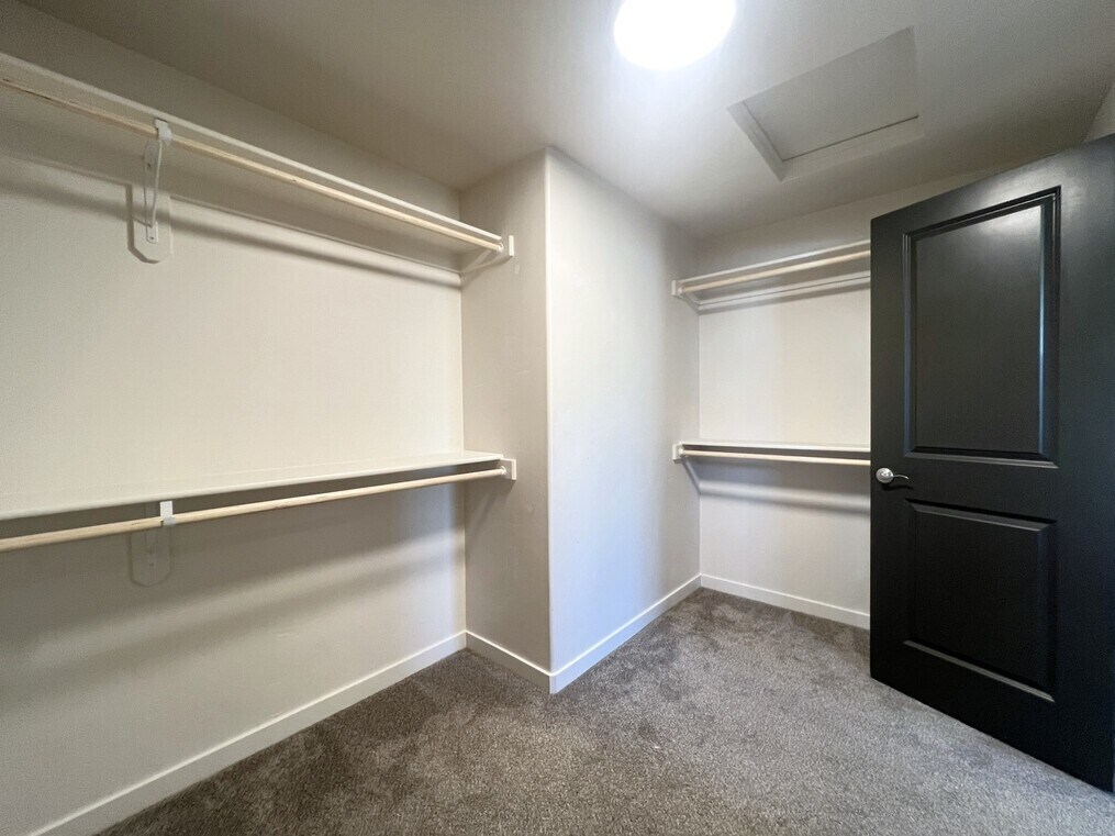 Building Photo - 3315 S Cabin Creek Way