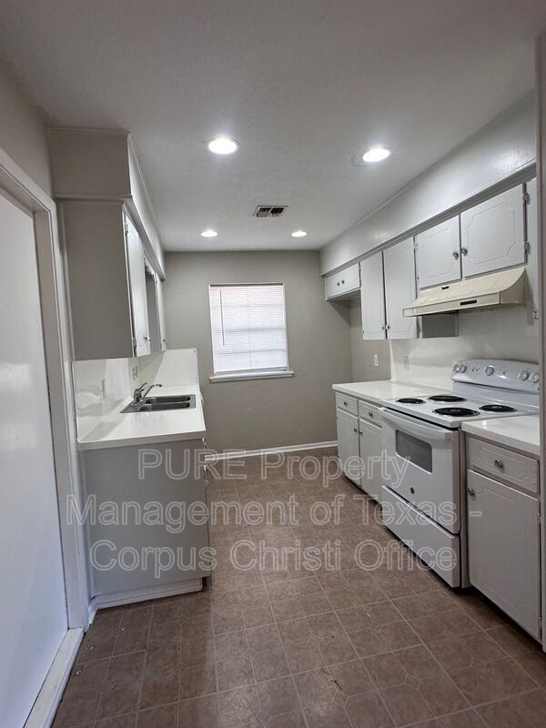 Building Photo - 702 Alhambra Dr