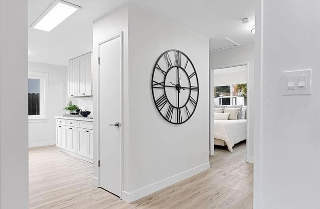 Building Photo - FOR RENT