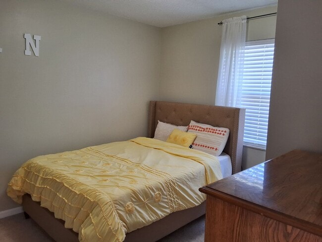 Building Photo - Knoxville 37912 - Short Term Lease with Utilities Included up to $200 per month -  2 bedroom, 2 b...