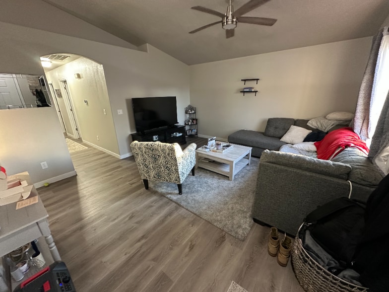 Building Photo - 1060 Robin Pl