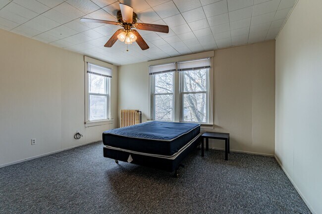 Building Photo - 5 bedroom, 2 bath home, close to U of I, MTD lines, local shopping & dining!! - Available August ...