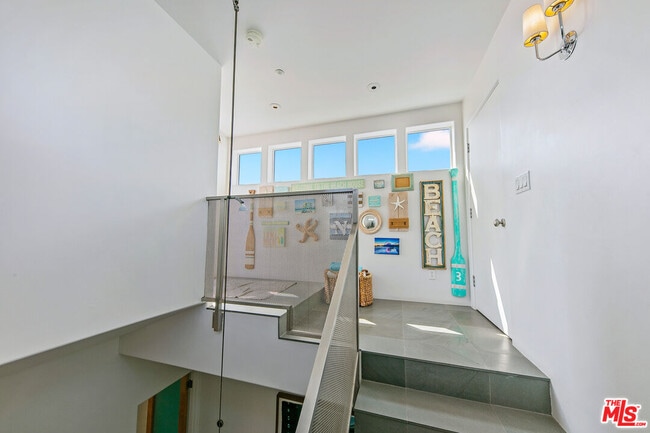 Building Photo - 1341 Palisades Beach Rd