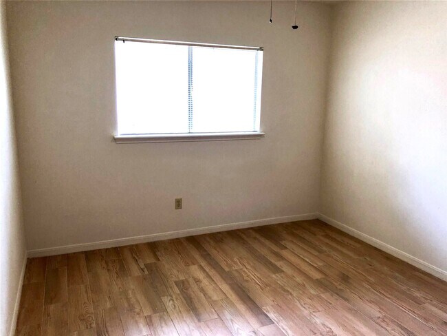 Building Photo - 15650 Pebble Lake Dr