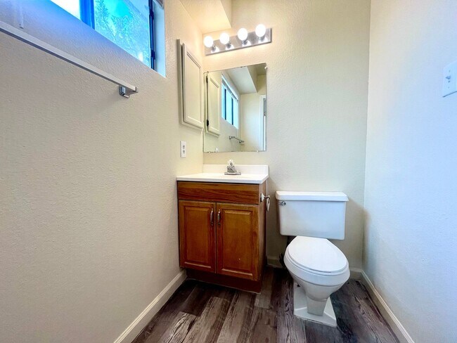 Building Photo - Move in Special! Bedroom 1.5 Bathroom 1 Car Garage