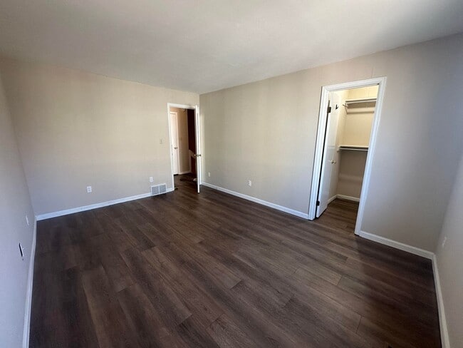 Building Photo - 2 Bed 1.5 bath townhome
