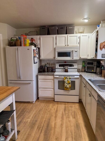 Kitchen - 332 Buchanan Ct