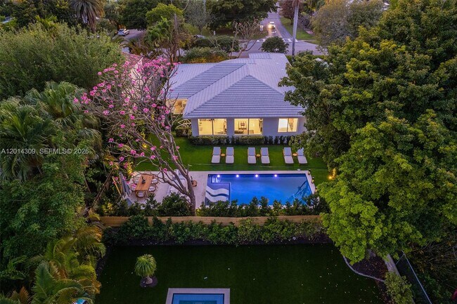 Building Photo - 6145 La Gorce Dr