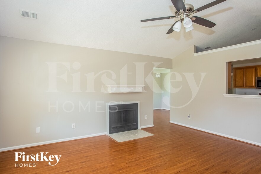 Building Photo - 6115 Country Walk Dr