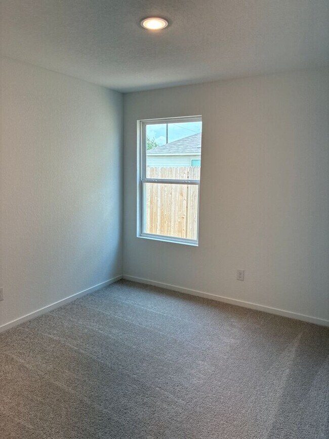Building Photo - Charming 4 beds 2 baths in San Antonio!