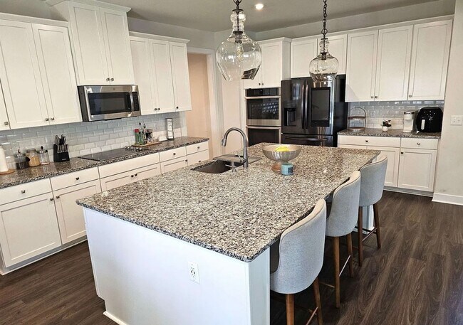 Building Photo - 3700 SF 4/4 Available Now!