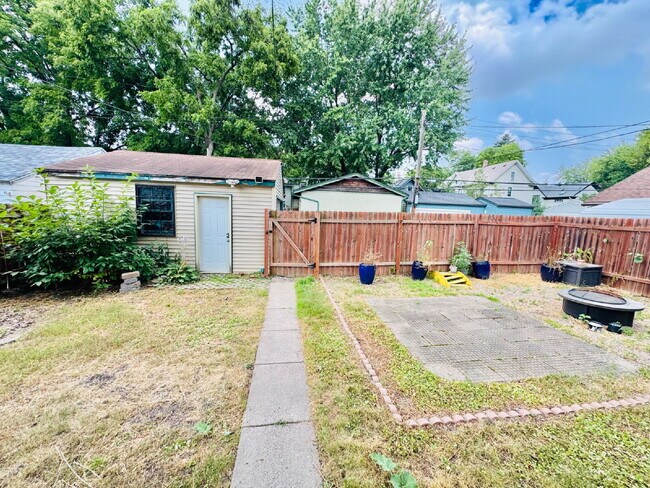 Building Photo - Charming 4-Bed Home with Granite Touches & Hardwood Elegance in Minneapolis!