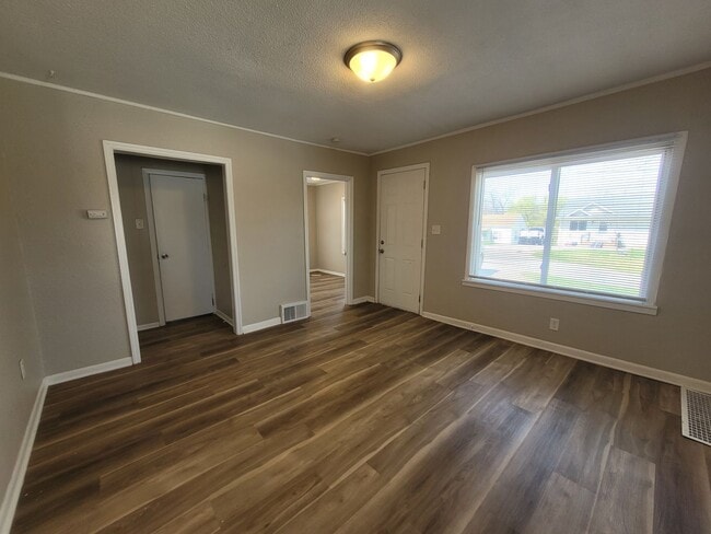 Building Photo - Pet Friendly Home near SW 9th, minutes fro...