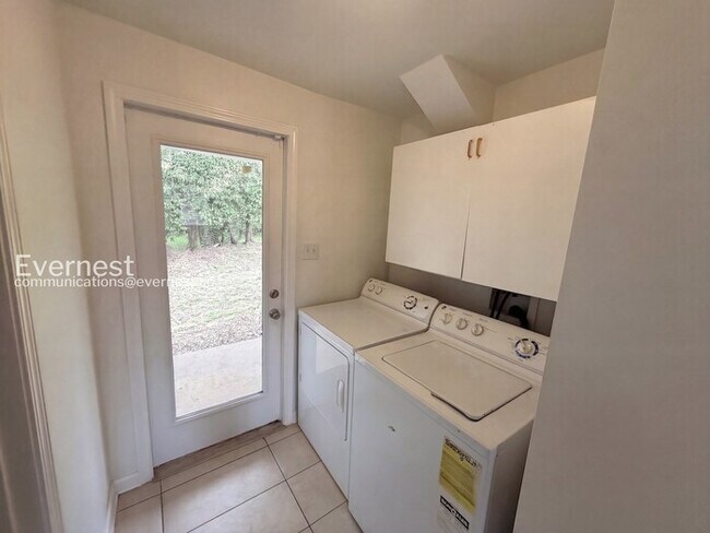 Building Photo - 506 Alpha St S