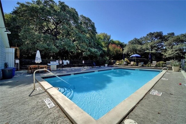 Building Photo - 901 E Oltorf St