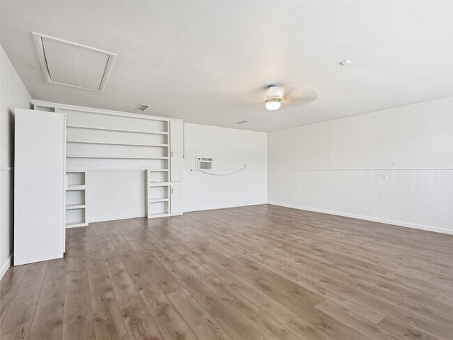 Building Photo - 2121 Canton Dr