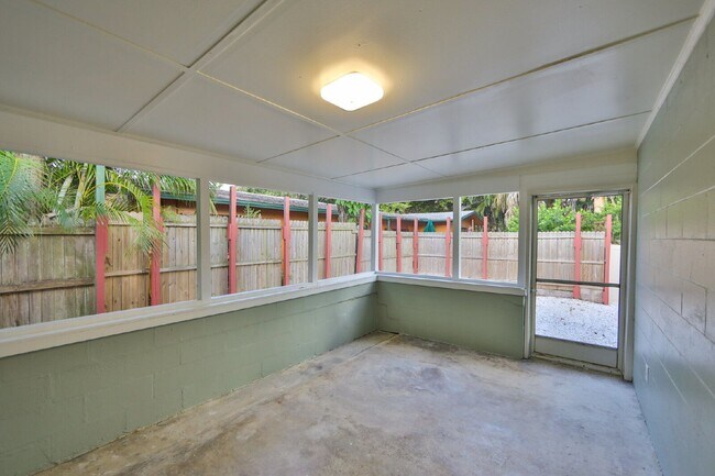 Building Photo - 14160 Victoria Rd
