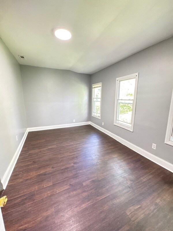 Building Photo - 436 W Queen Ln