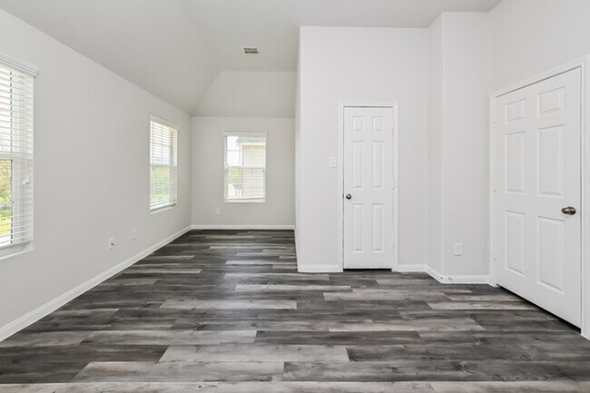 Building Photo - 5843 Northern Oak St