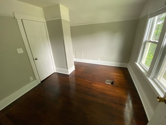 Building Photo - Fully Remodeled 2 Bed 1 Bath!!