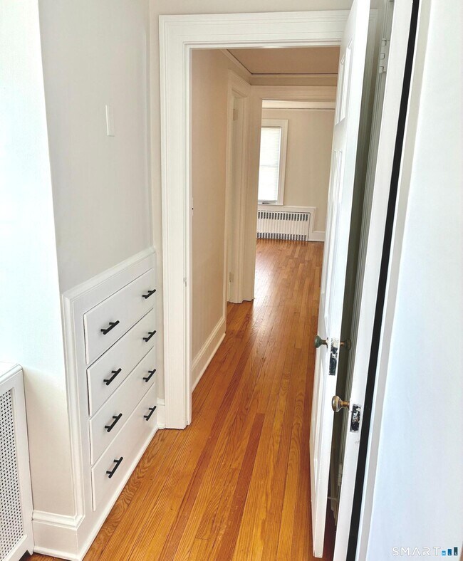 Building Photo - 302 Quaker Ln N