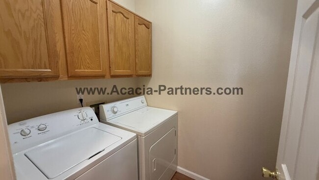 Building Photo - Gated Two Bedroom Townhome