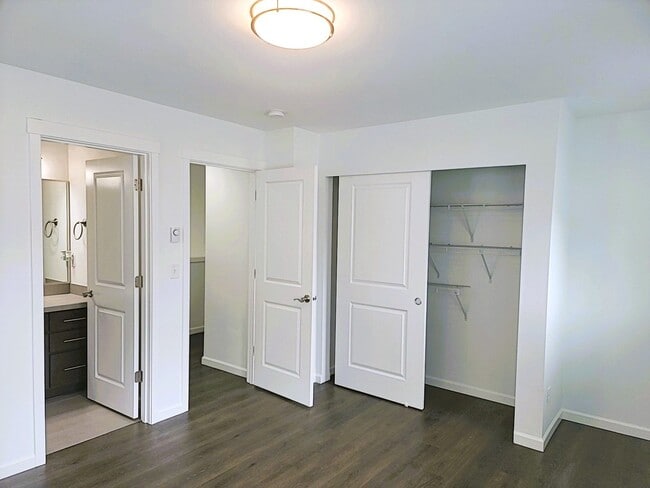 Building Photo - PENDING APPLICATION APPROVAL Gorgeous 2 -B...