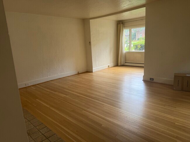 Building Photo - 2576 Beechwood Blvd