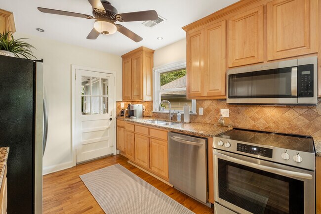 Building Photo - 746 Amsterdam Ave NE