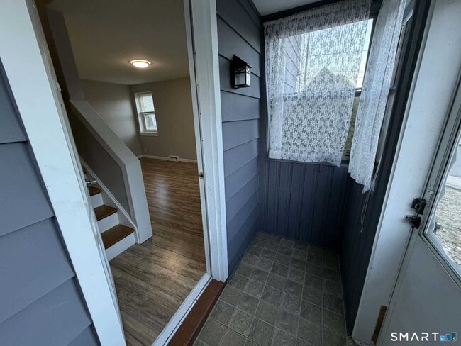 Building Photo - 27 New Hampshire Dr