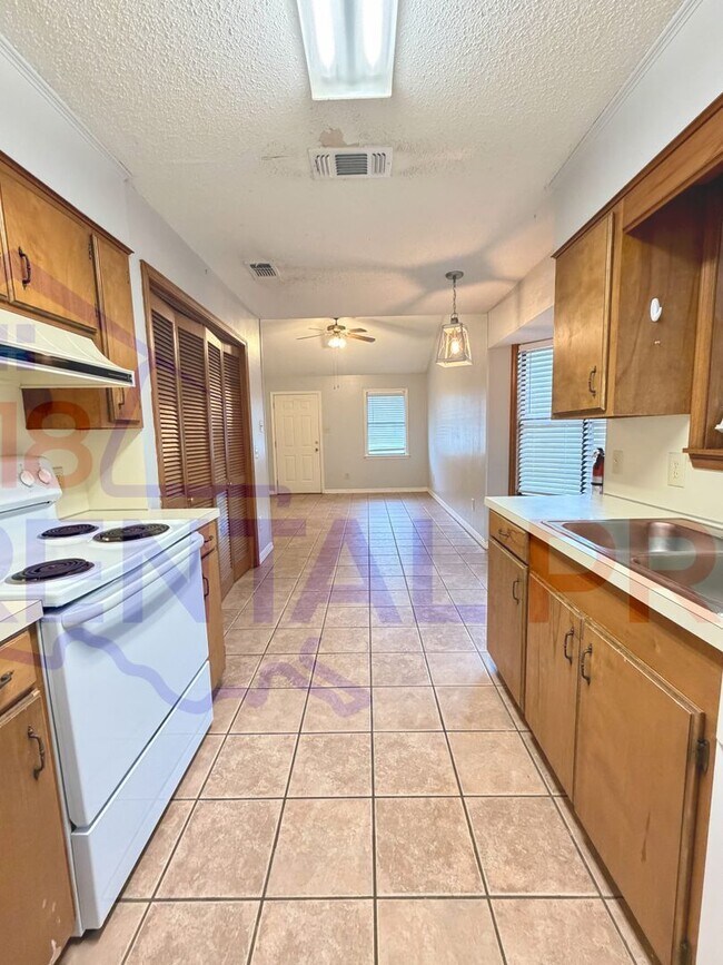 Building Photo - 925/927 Sybil Dr