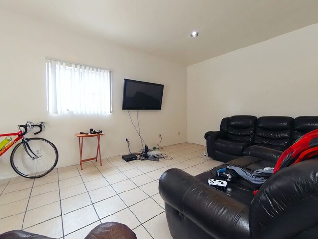 Building Photo - 5 bed 3 bath w/ POOL and Large rooms