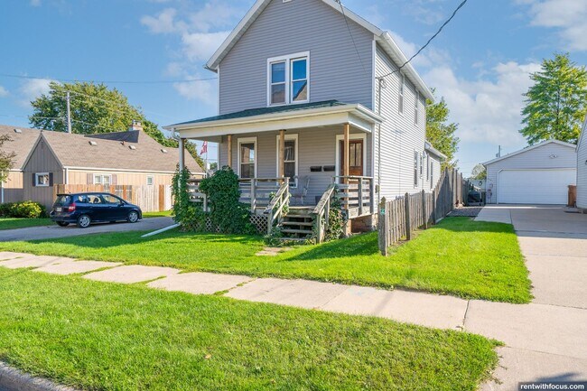 Building Photo - 645 5th St