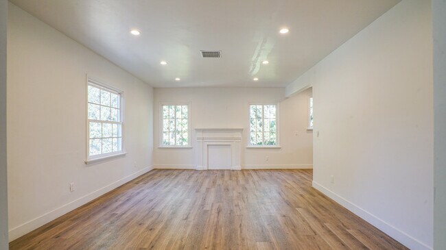 Building Photo - 6114 Saturn St