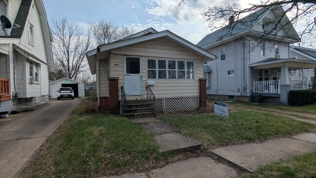 Building Photo - Charming 3 bedroom/1 bath home in the heart of Akron!