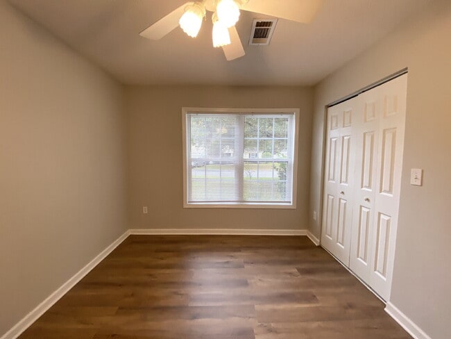 Building Photo - Home in Woodbridge With a Screened Porch and Private Backyard!