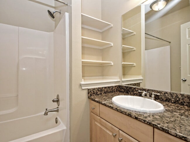 Building Photo - "Spacious 4-Bed, 4-Bath Townhouse Gem in College Station – Perfect for Comfortable Living!"