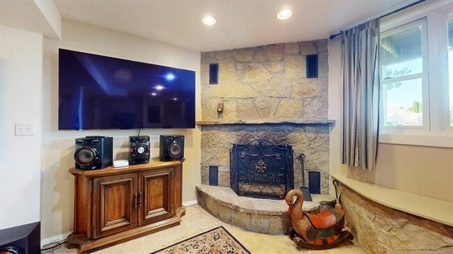Building Photo - 830 Pine Tree Ln