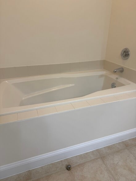 Building Photo - 5 Sally Sweet Way