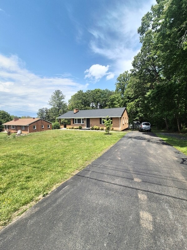 Building Photo - 200 Wellview Dr